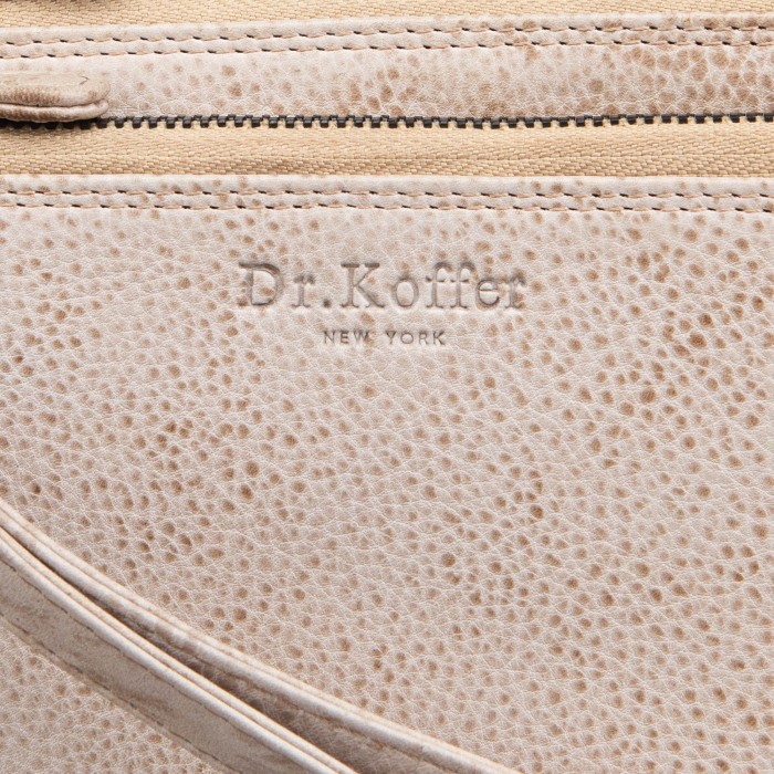 Товар бежевого цвета с внутренней стороны