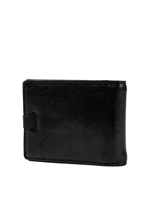 Товар черного цвета с внутренней стороны