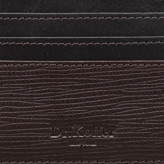 Товар коричневого цвета с внутренней стороны