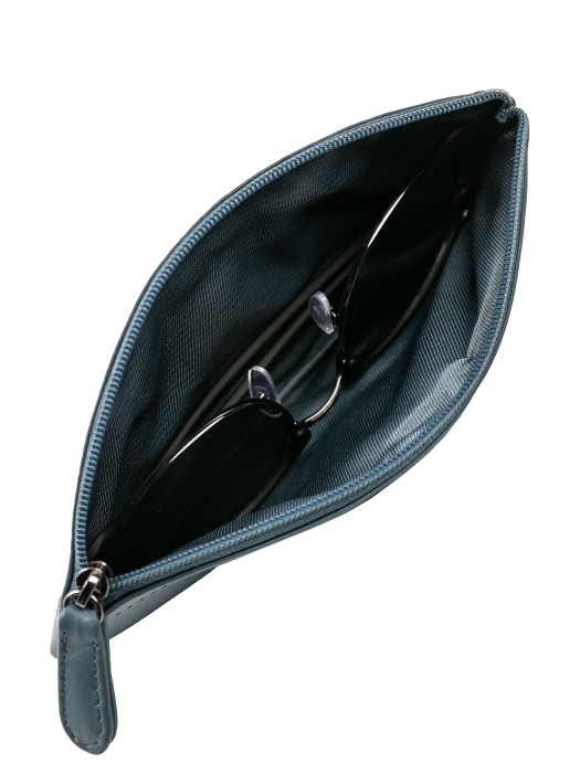 Товар голубого цвета с внутренней стороны