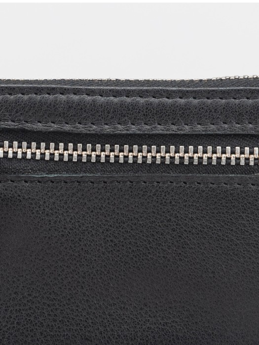 Товар черного цвета с внутренней стороны