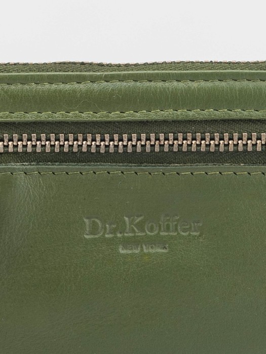 Товар зеленого цвета с внутренней стороны