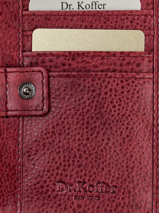 Товар бордового цвета с внутренней стороны