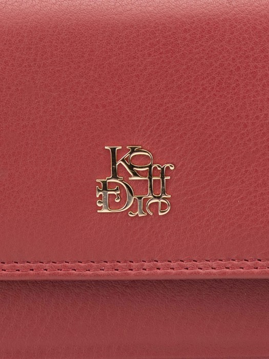 Товар бордового цвета с внутренней стороны