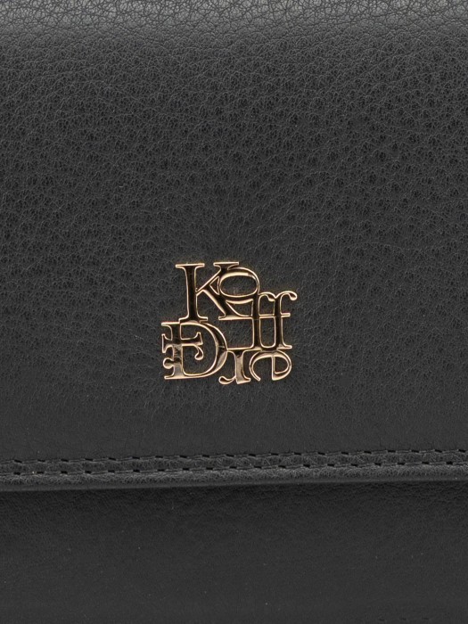 Товар черного цвета с внутренней стороны