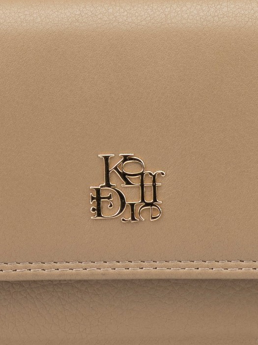 Товар бежевого цвета с внутренней стороны