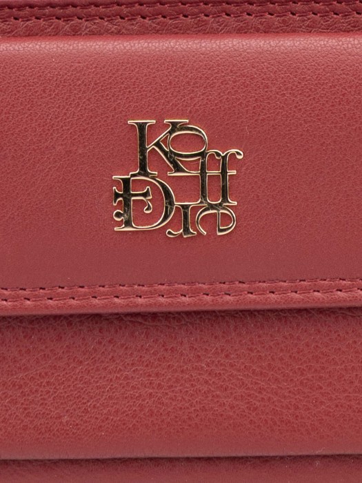 Товар бордового цвета с внутренней стороны