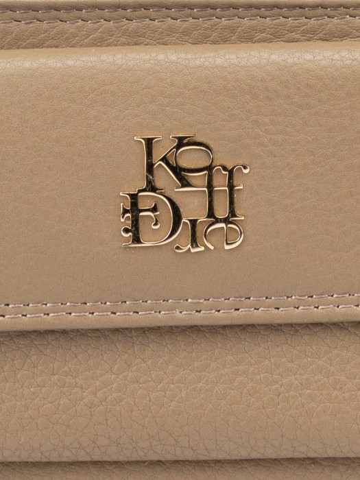 Товар бежевого цвета с внутренней стороны