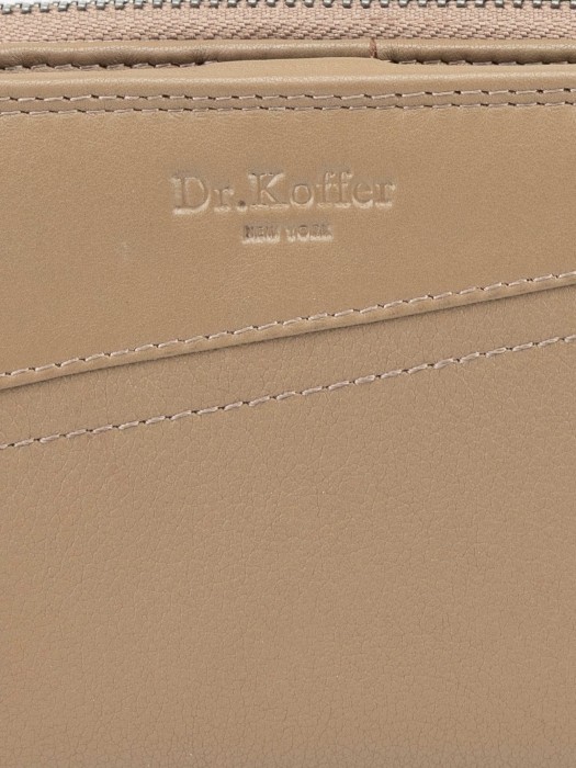 Товар бежевого цвета с внутренней стороны