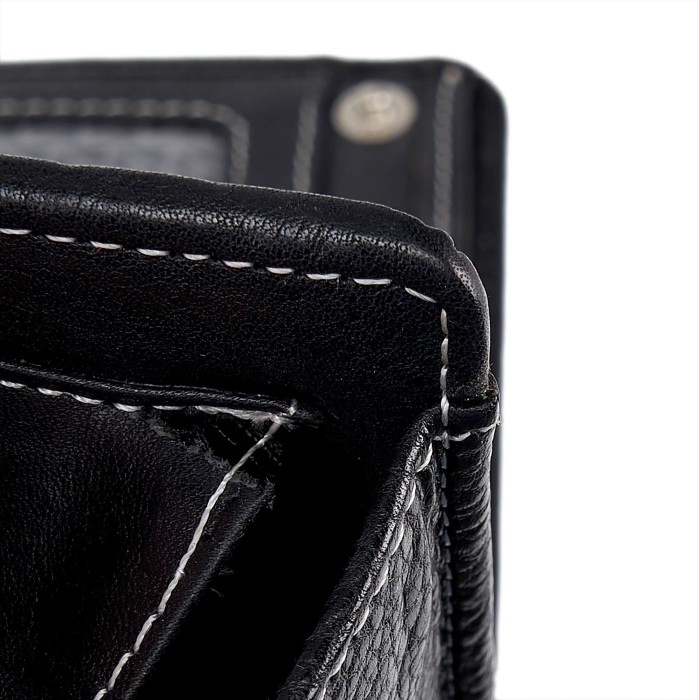 Товар черного цвета с внутренней стороны