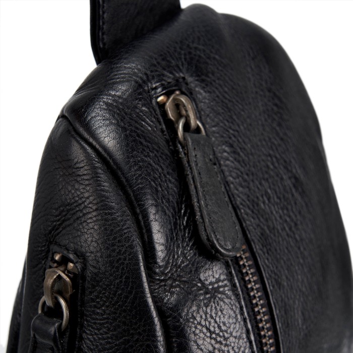 Товар черного цвета с внутренней стороны