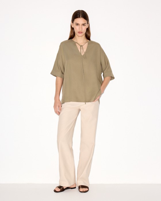 блуза с вырезом на завязке из лиоцелла и льна фотография