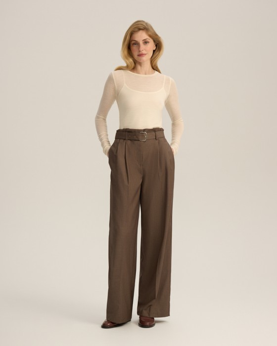 брюки с защипами с поясом фотография