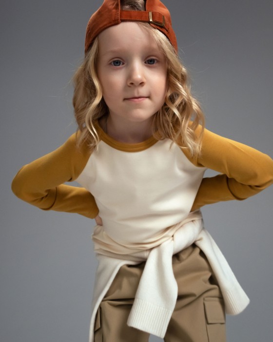 детский хлопковый лонгслив unisex с контрастными рукавами светло-бежевый фотография