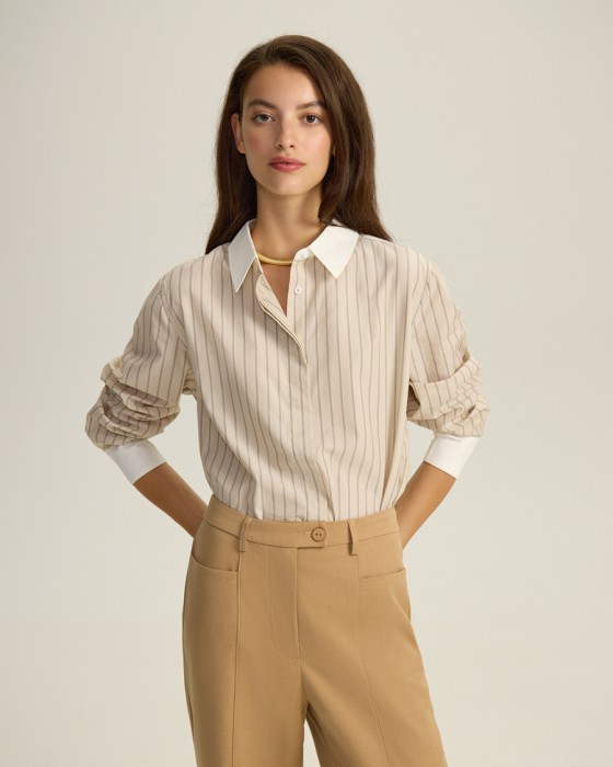 хлопковая рубашка с контрастным воротником и манжетами фотография