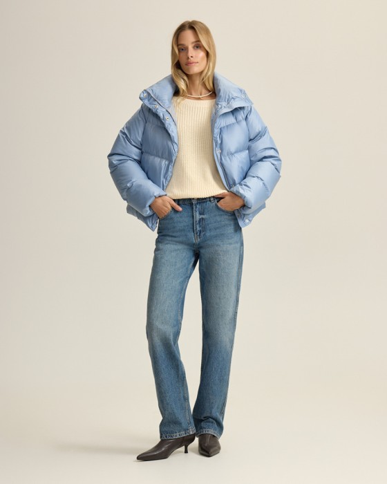 короткий пуховик с натуральным наполнителем фотография