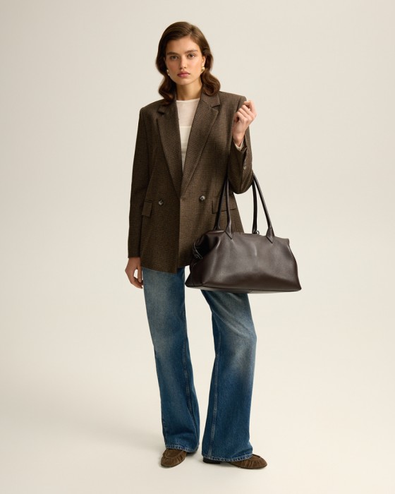 объемная сумка из натуральной кожи фотография