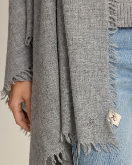 палантин из шерсти и кашемира фотография