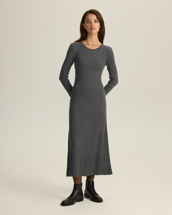платье из шерстяного вязаного трикотажа фотография