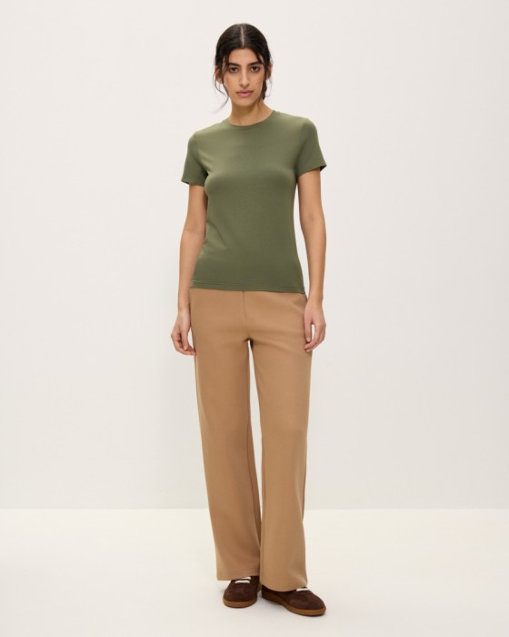 приталенная футболка из хлопка и модала фотография