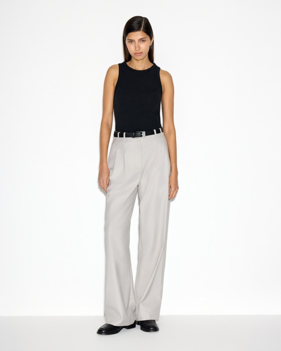 прямые брюки c защипами фотография