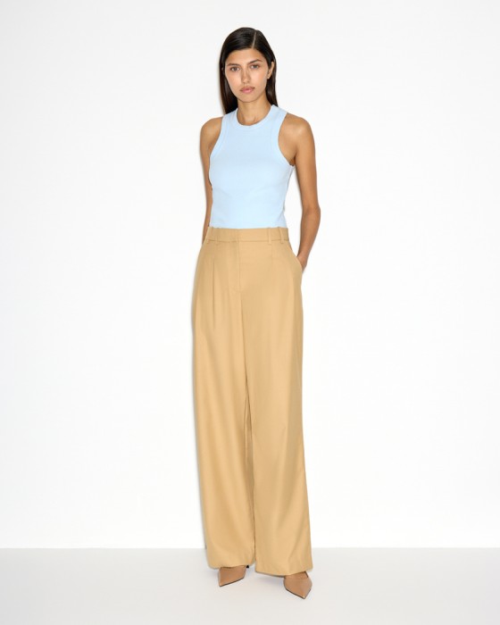 прямые брюки c защипами фотография