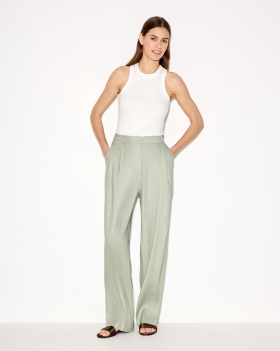 прямые брюки с защипами изо льна и района фотография