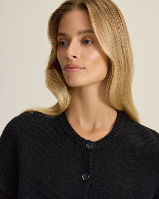 шерстяной кардиган на пуговицах фотография