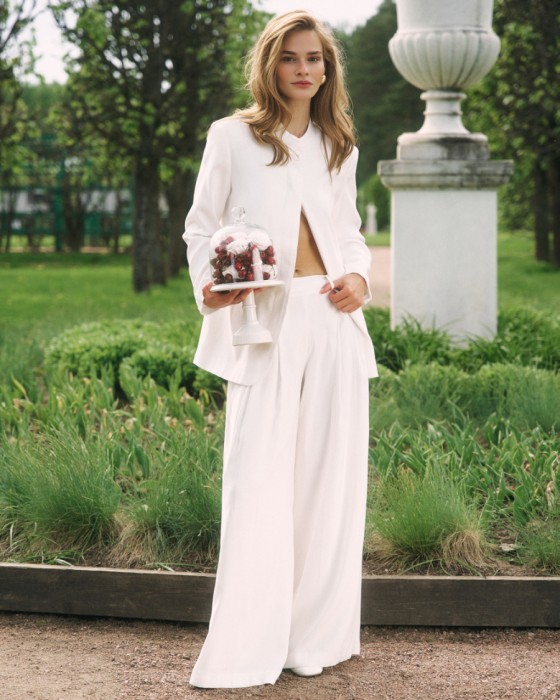 широкие брюки палаццо с высокой посадкой из тенселя фотография