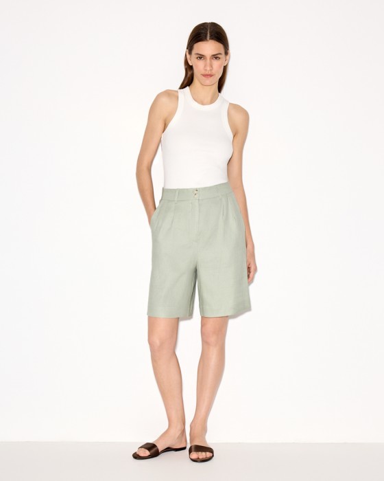 шорты бермуды изо льна и района фотография