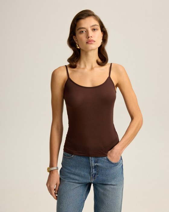 топ на тонких бретелях из лиоцелла фотография