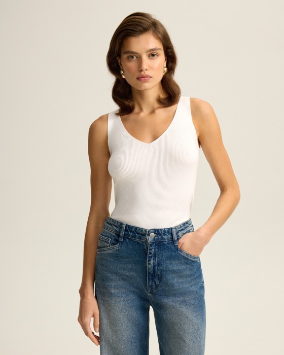 трикотажный топ с v-вырезом из хлопка и вискозы фотография