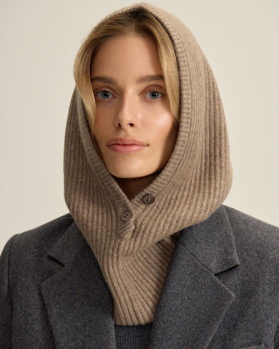 вязаный капор на пуговицах из шерсти с кашемиром фотография