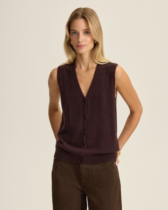 жилет на пуговицах с шерстью ангоры фотография