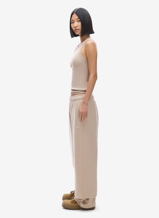 Товар бежевого цвета с внутренней стороны