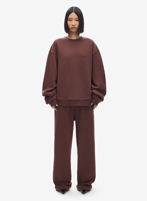 свитшот uniform reddish brown от бренда fable вид слева