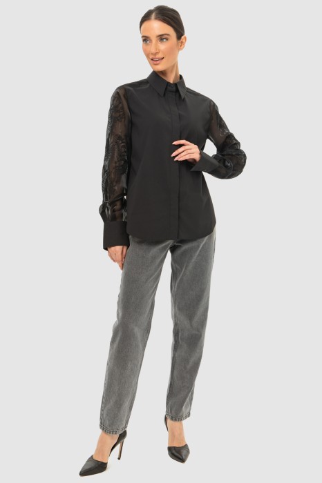 блузка с вышивкой классического стиля с лицевой стороны