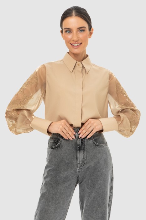 блузка с вышивкой из проверенных материалов спереди