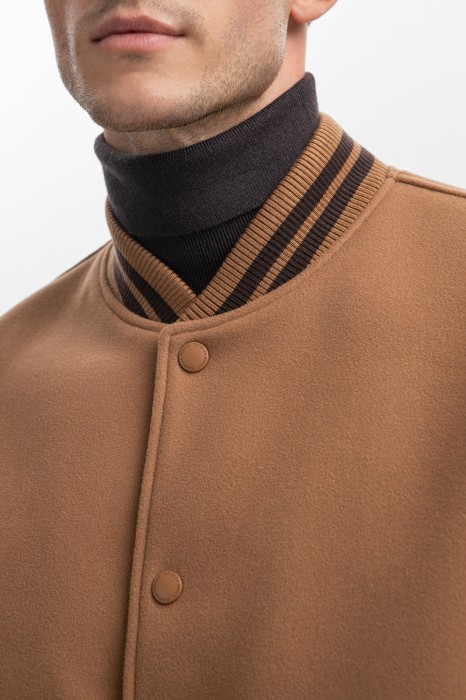 бомбер демисезонный по цене 19990 руб вид справа