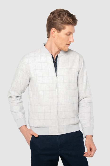 бомбер из хлопка и льна в клетку фотография