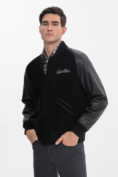 Товар черного цвета с внутренней стороны