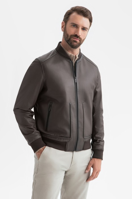 Товар коричневого цвета с внутренней стороны