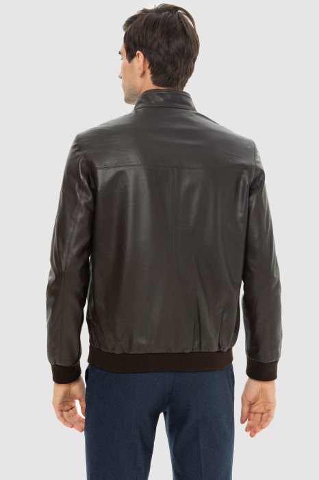 Товар коричневого цвета с внутренней стороны