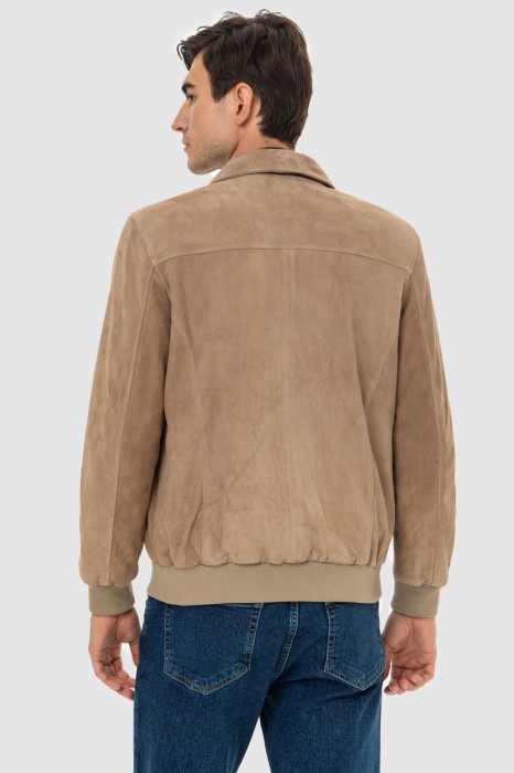 Товар коричневого цвета с внутренней стороны