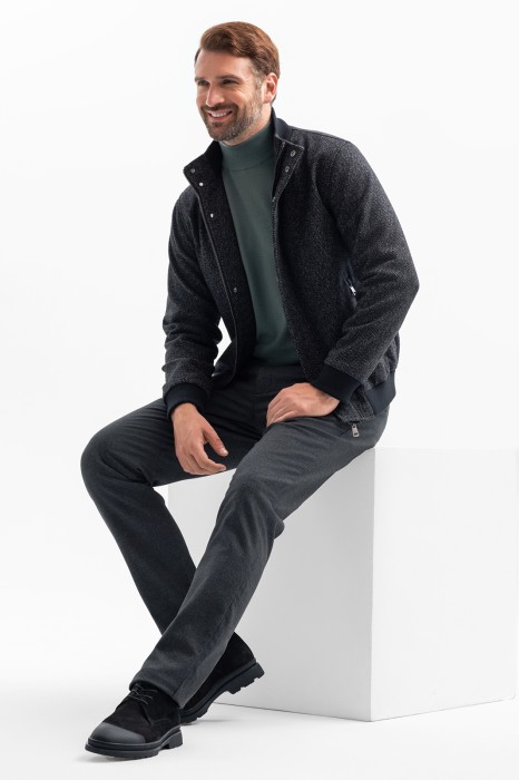 Товар серого цвета с внутренней стороны