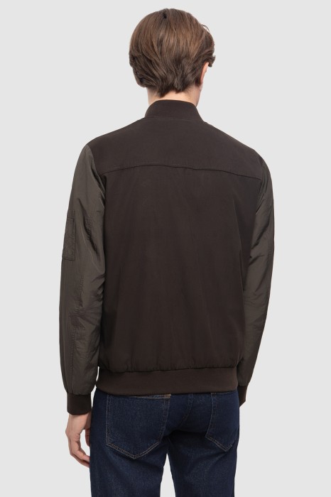 Товар коричневого цвета с внутренней стороны