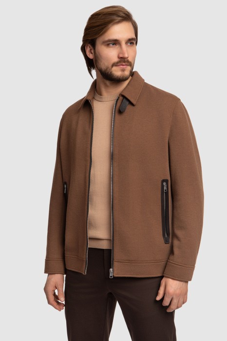 Товар коричневого цвета с внутренней стороны