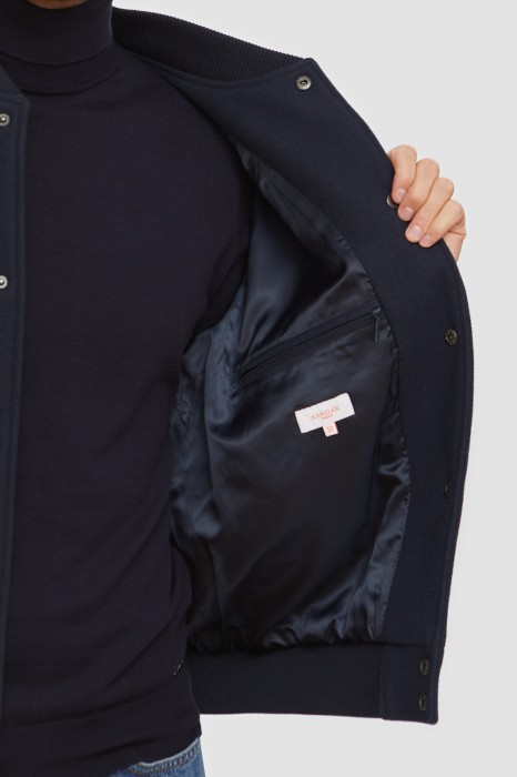 бомбер с логотипом демисезонный по цене 11990 руб вид справа