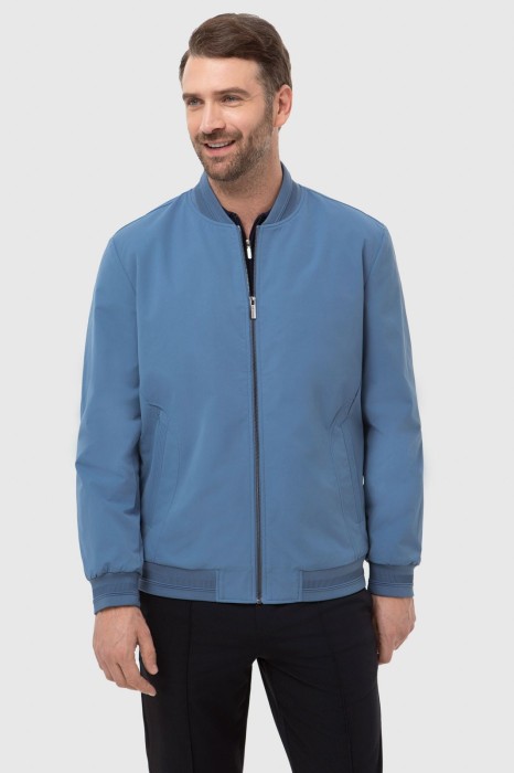 бомбер с водоотталкивающей обработкой фотография