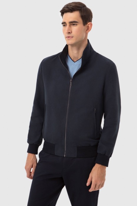 бомбер с водоотталкивающей обработкой из проверенных материалов спереди